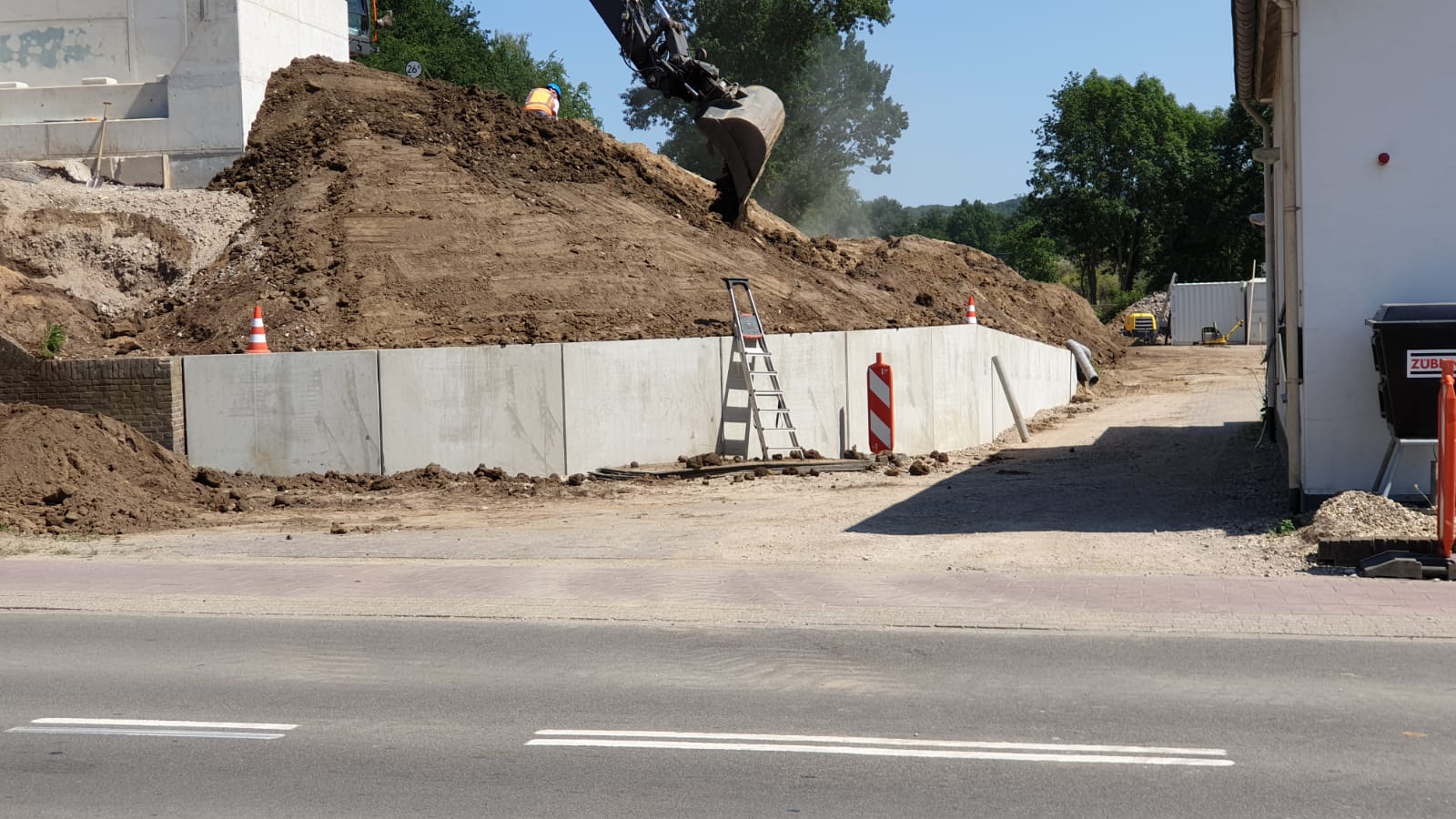 Bosch Beton - Keerwanden voor steile talud bij fiets- en voetgangersbrug Cuijk-Mook