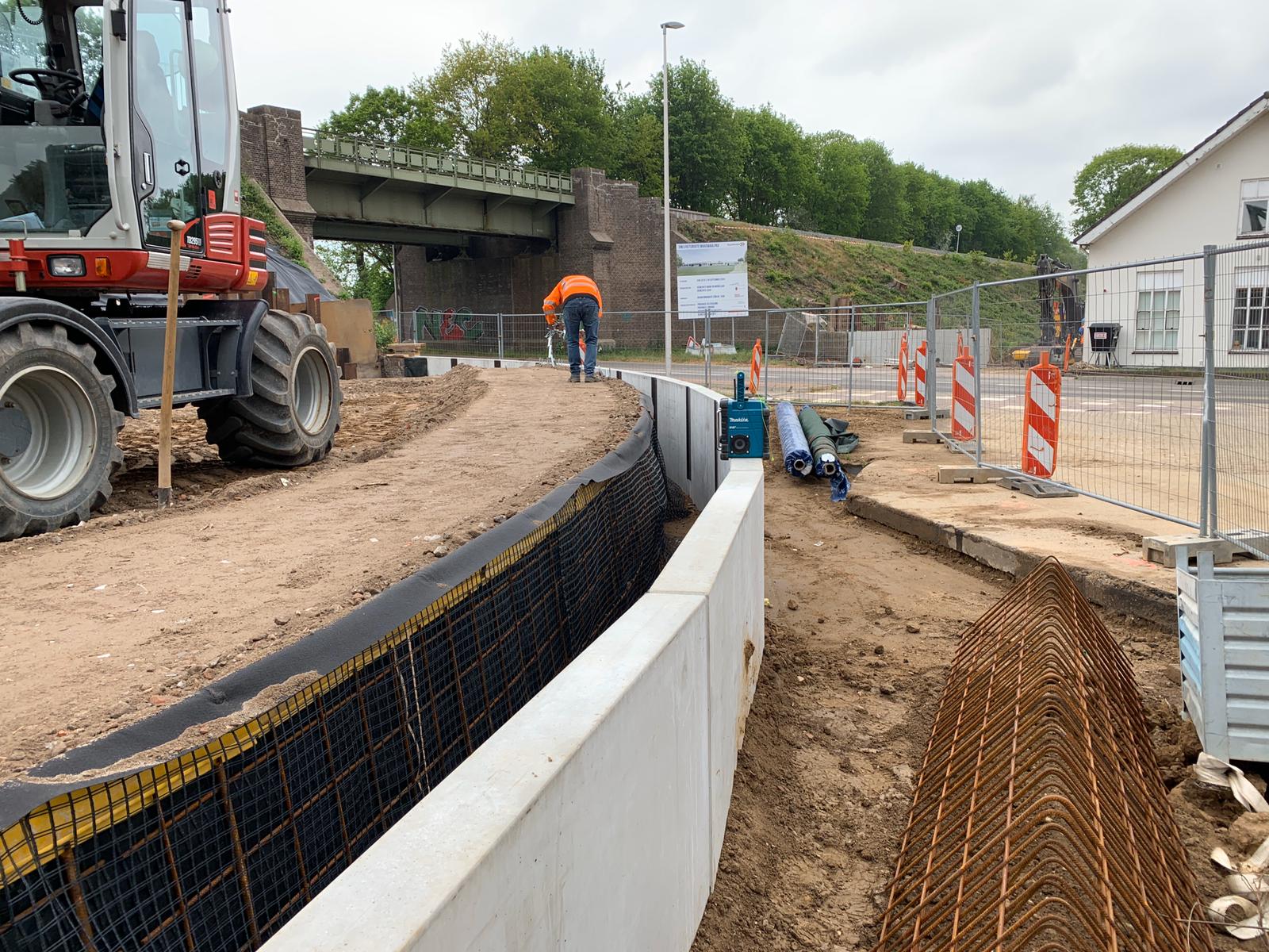Bosch Beton - Keerwanden voor steile talud bij fiets- en voetgangersbrug Cuijk-Mook