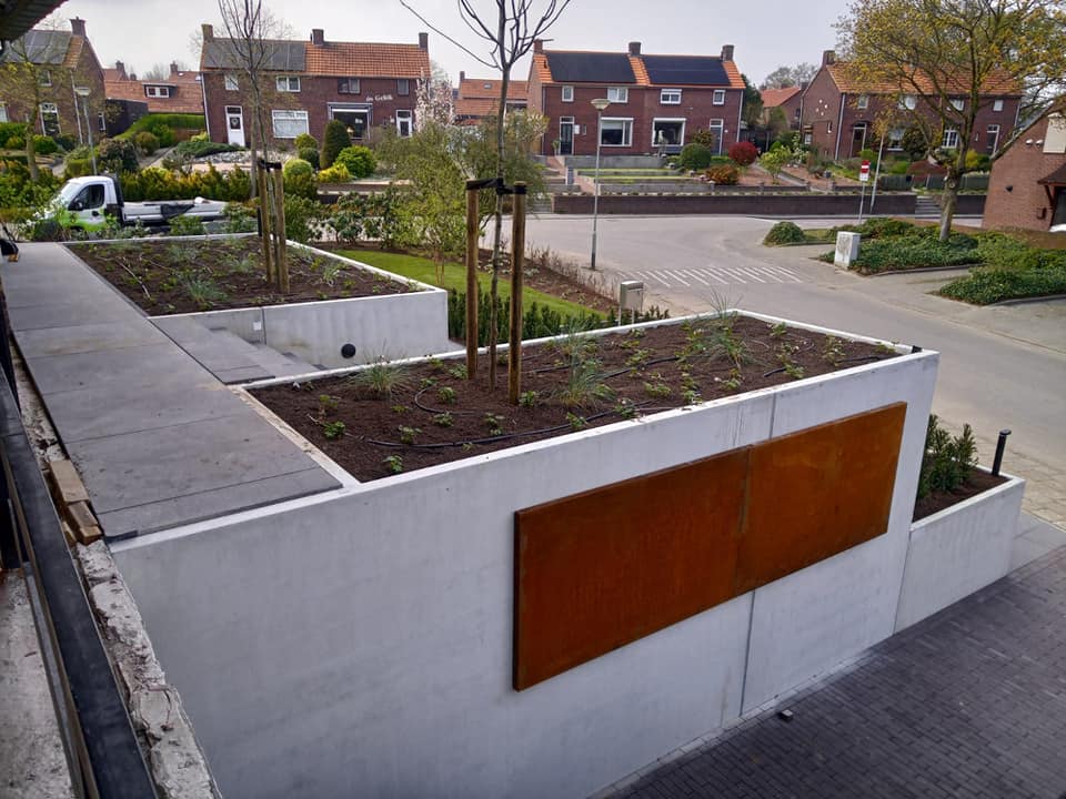 Bosch Beton - Niveauverschil met keerwanden in tuin in Grubbenvorst (© Fred van Wijlick Tuinen)