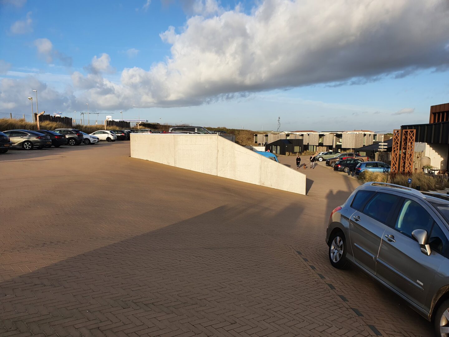 Bosch Beton - Keerwanden met kunst als grondkering bij circuit Zandvoort