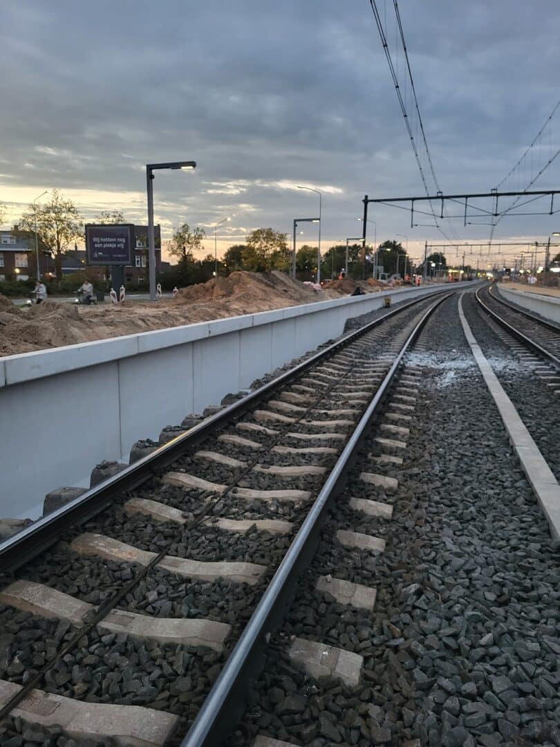 Bosch Beton - Eerste cementloos geproduceerde perronwanden voor veldtest geplaatst op station Blerick