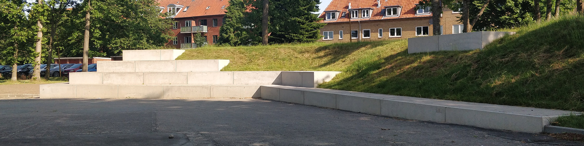 Bosch Beton - Keerwanden zorgen voor zitplekken in openbaar park Roesskovsvej in Odense (DK)