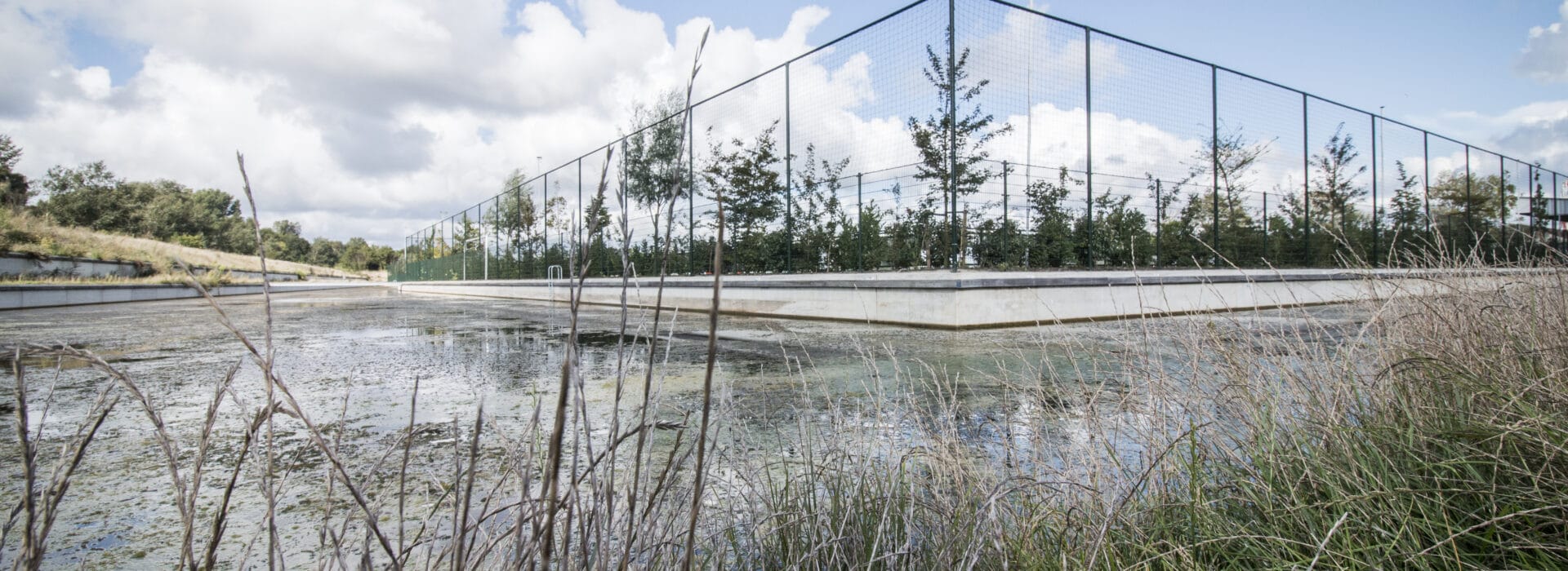 Waterkering bij sportcomplex De Zilk in Noordwijkerhout met Bosch Beton keerwanden